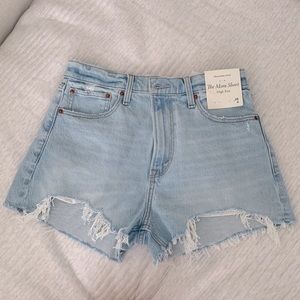Abercrombie High Rise Mom Short in light wash
